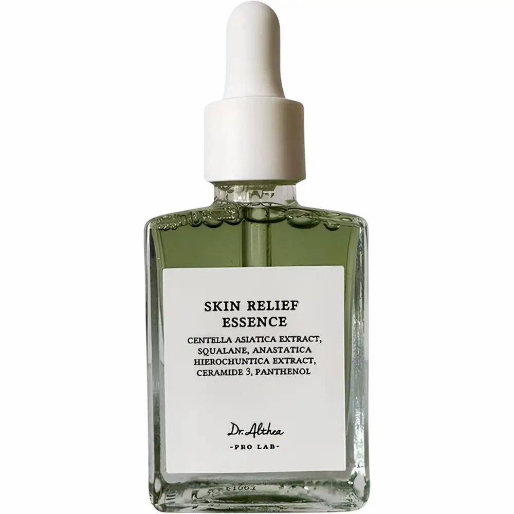 Flacone quadrato di siero verde con pipetta bianca. Testo: Skin Relief Essence, Dr. Althea.