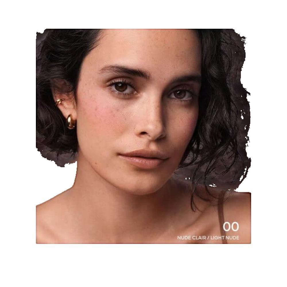 Ritratto di donna con fard sulle guance. In basso a destra, "00 NUDE CLAIR / LIGHT NUDE".