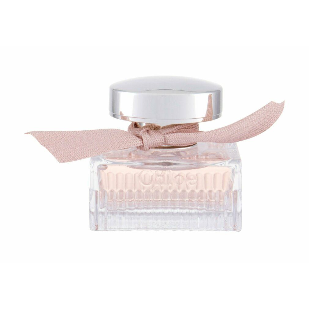 Flacone quadrato in vetro con tappo argentato e fiocco rosa. Il flacone contiene un liquido rosa.