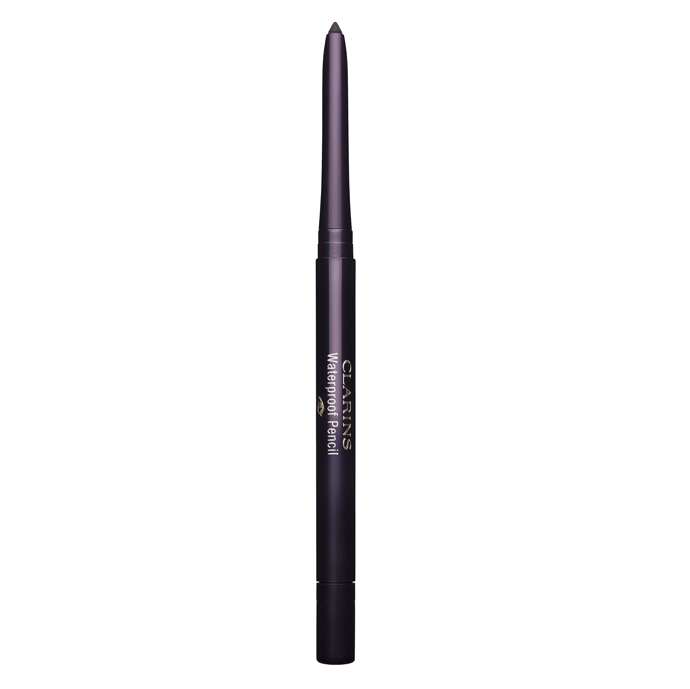 Matita Waterproof Clarins. Matita viola scuro con punta aperta. Nome del prodotto sulla matita.