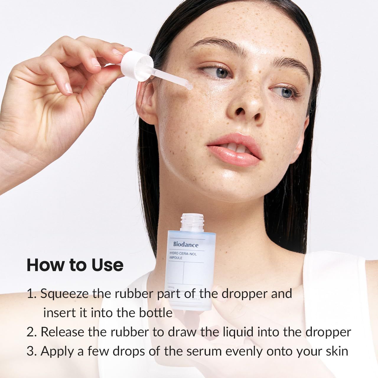 Donna che applica l'Ampoule Hydro Cera-Nol sulla pelle con un contagocce.