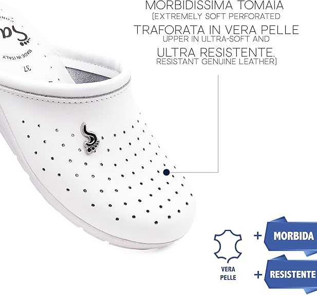 Primo piano di zoccoli in pelle bianca perforati. Testo: 'MORBIDISSIMA TOMAIA' e 'VERA PELLE'.