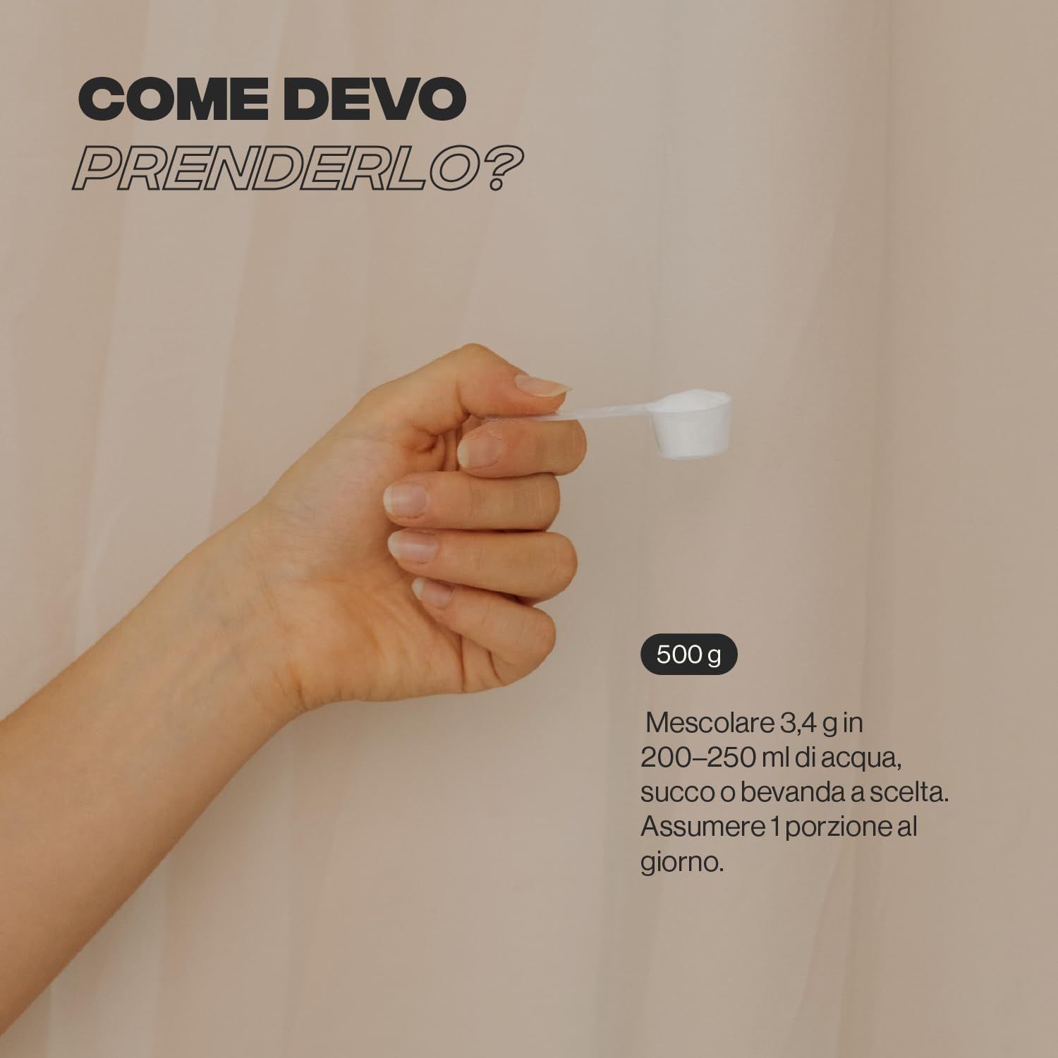 Mano tiene misurino con polvere. Testo: 500g. Istruzioni: Mescolare 3,4 g in 200-250 ml di acqua, succo o bevanda. Assumere 1 porzione al giorno.