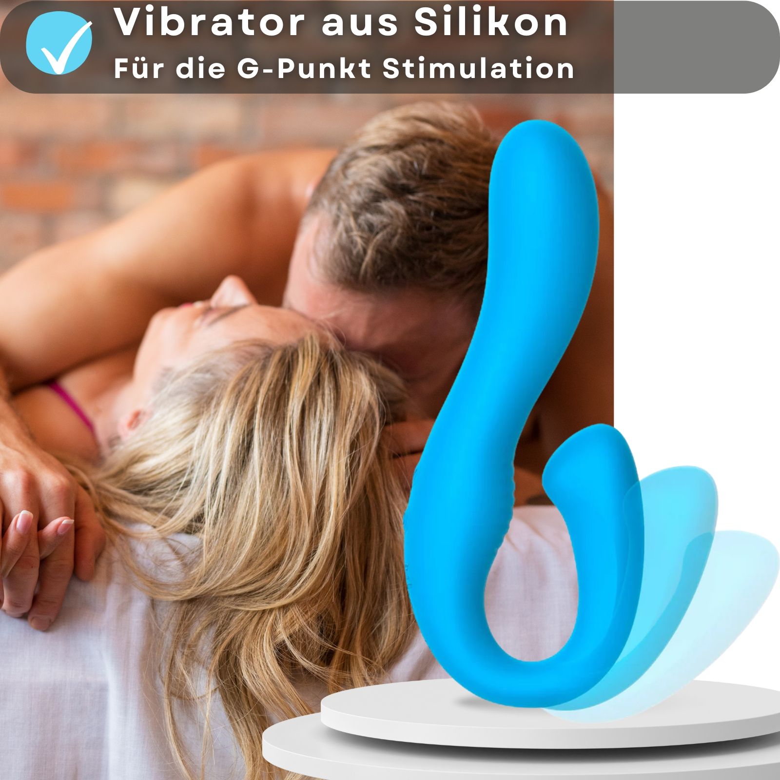 Vibratore in silicone blu. Stimolazione punto G. Coppia sullo sfondo. Su piedistallo.