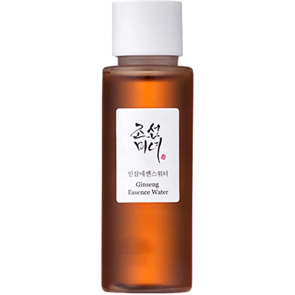 Liquido ambrato in un flacone con tappo bianco. Etichetta con testo coreano e "Ginseng Essence Water" in inglese.