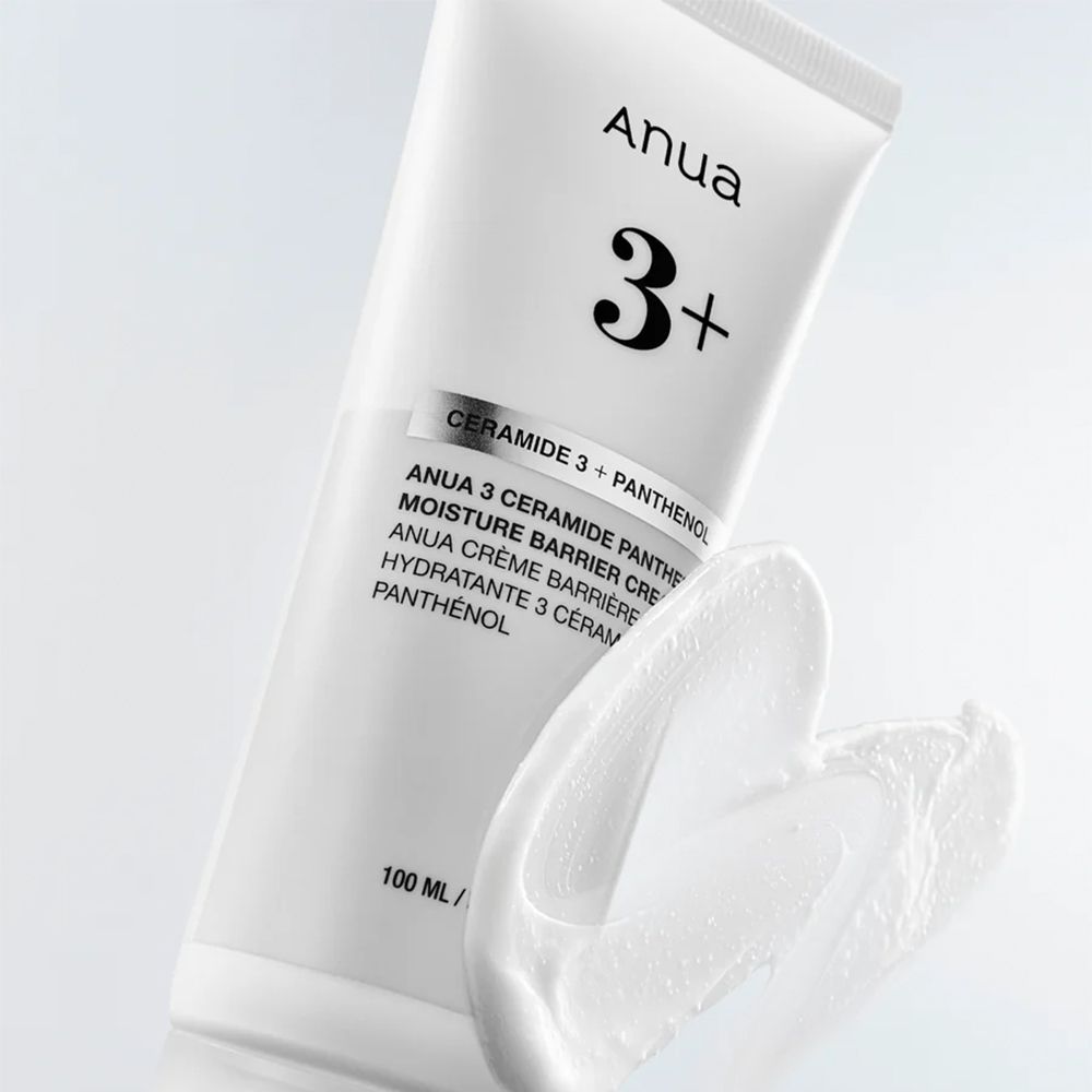 Tubo bianco di crema idratante Anua 3+ Ceramidi Pantenolo. Crema applicata sul lato.
