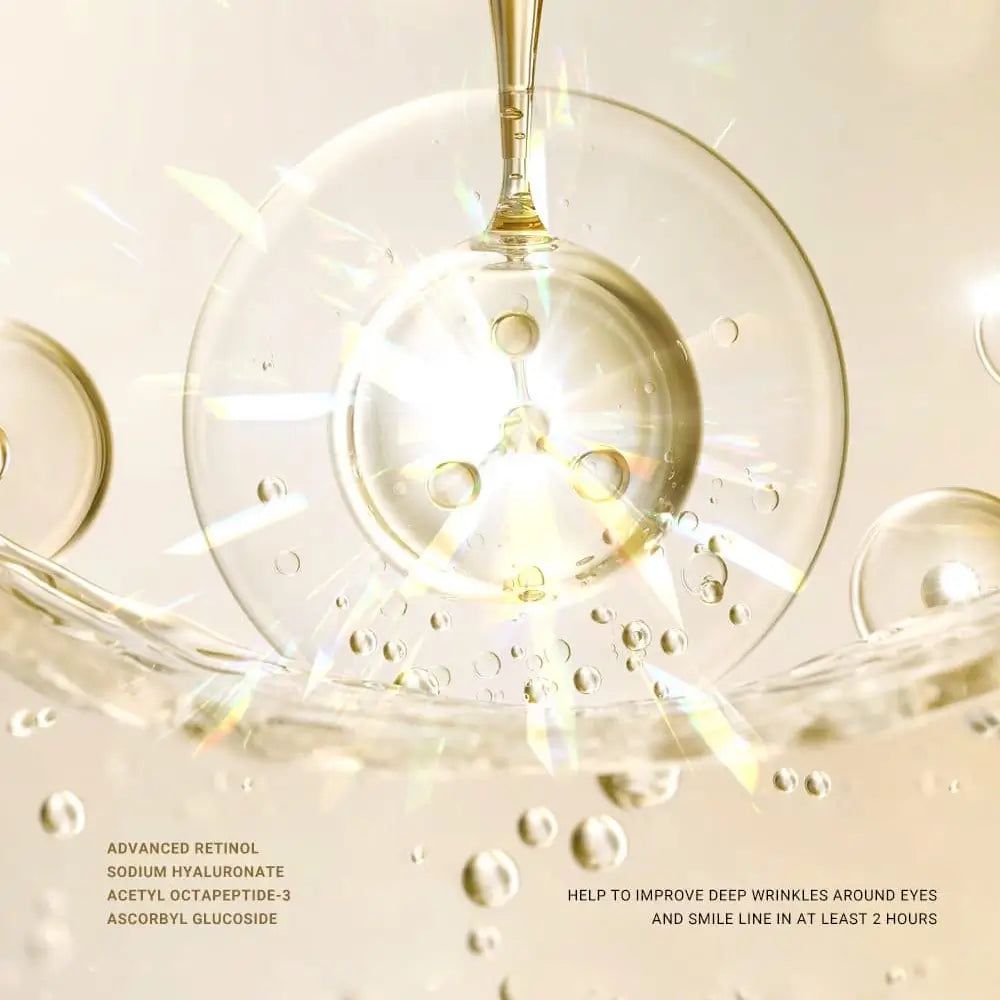 Primo piano di liquido con bolle e testo. Testo: ADVANCED RETINOL, SODIUM HYALURONATE, ACETYL OCTAPEPTIDE-3, ASCORBYL GLUCOSIDE.