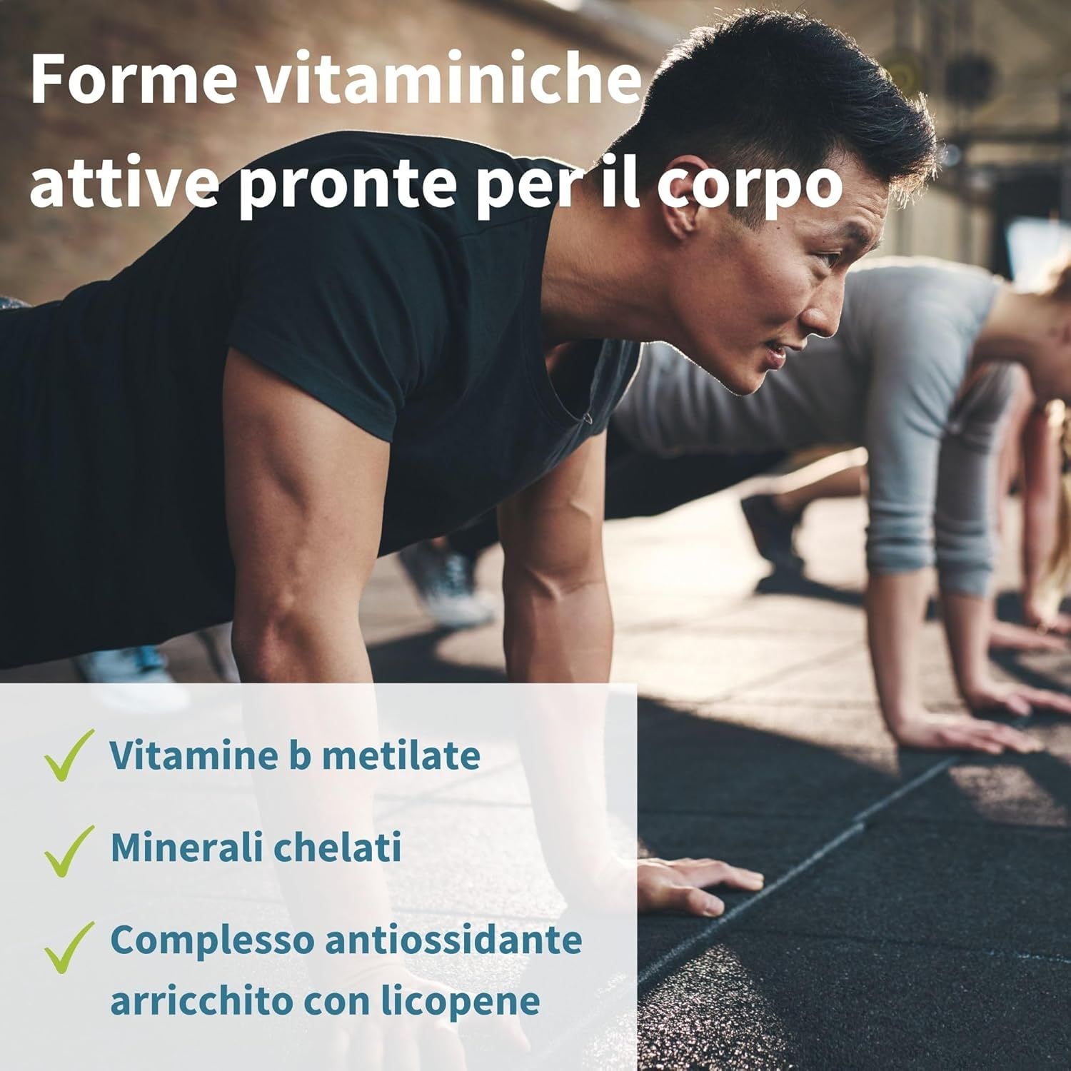Uomini in posizione di plank, con testo su forme attive di vitamine e ingredienti come vitamine B metilate.