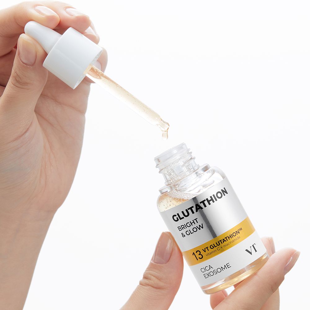 Mani che tengono un flacone di vetro con pipetta. Scritta: Glutathion Bright & Glow, 13 VT Glutathion Cica Exosome.