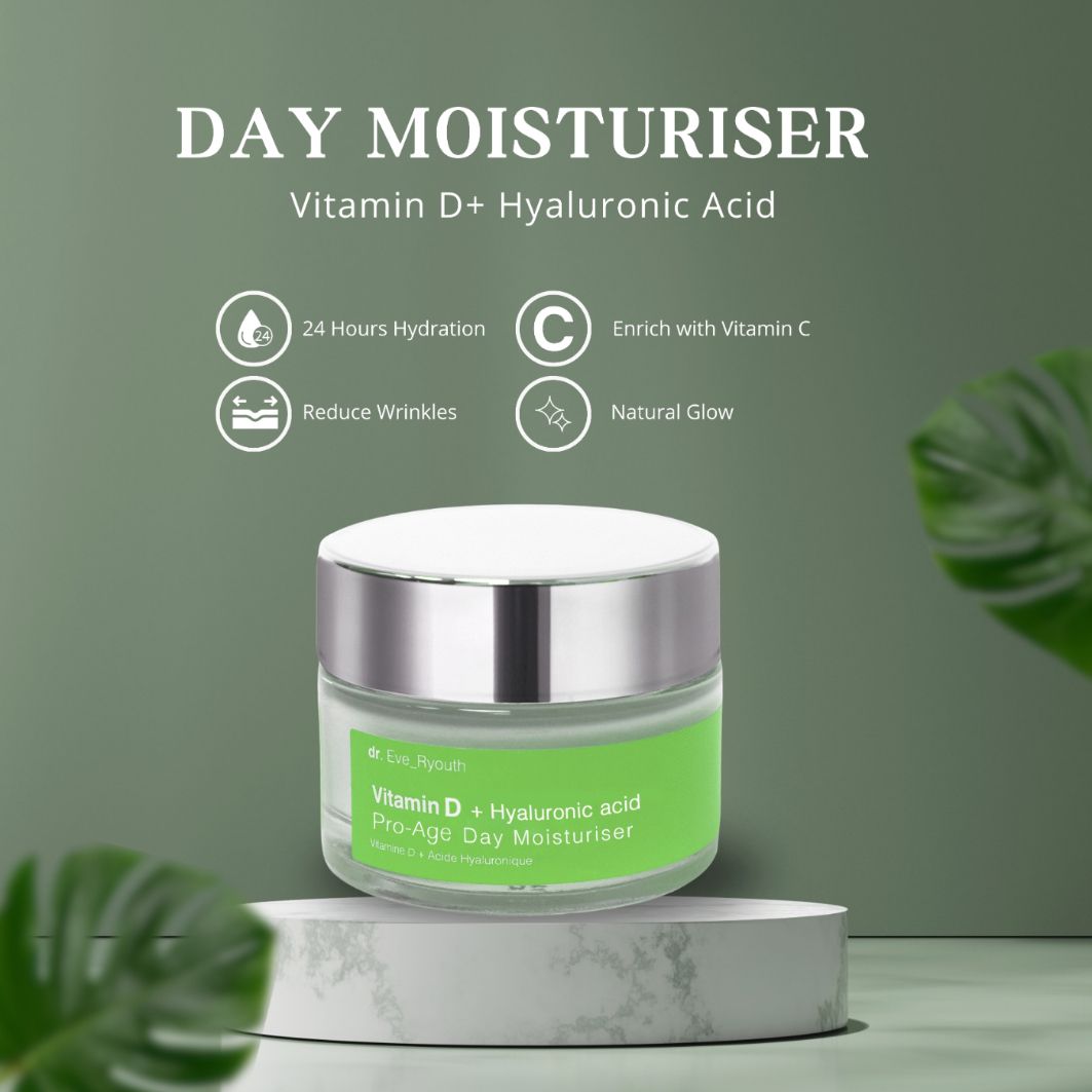 Vaso di vetro con coperchio argentato ed etichetta verde. Scritta: Vitamin D + Hyaluronic acid. Su piedistallo.