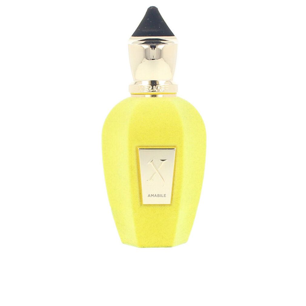 Flacone di profumo giallo con tappo nero. Flacone con logo e nome del prodotto. Su sfondo bianco.