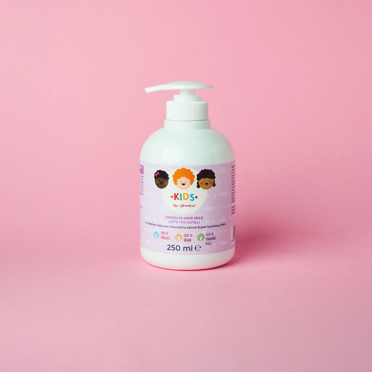 Flacone bianco con dosatore. Etichetta rosa con illustrazioni di bambini e testo. 250 ml. Su sfondo rosa.