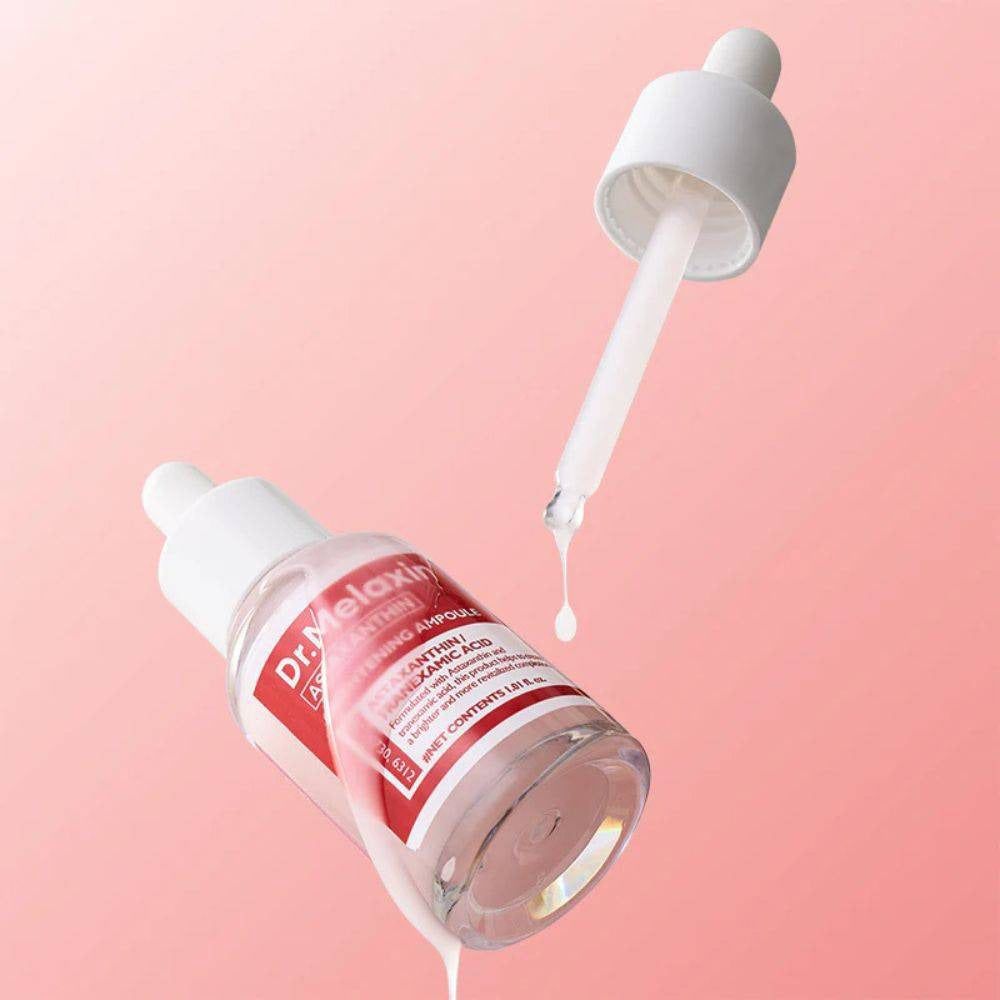 Flacone di vetro trasparente con tappo bianco ed etichetta rossa. Gocce cadono dal contagocce. Testo: Dr. Melaxin, Astaxantina, Brightening Ampoule.