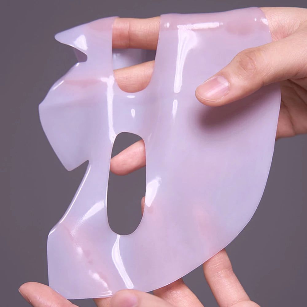 Maschera viso traslucida, tenuta da mani. Fori per occhi, naso e bocca.