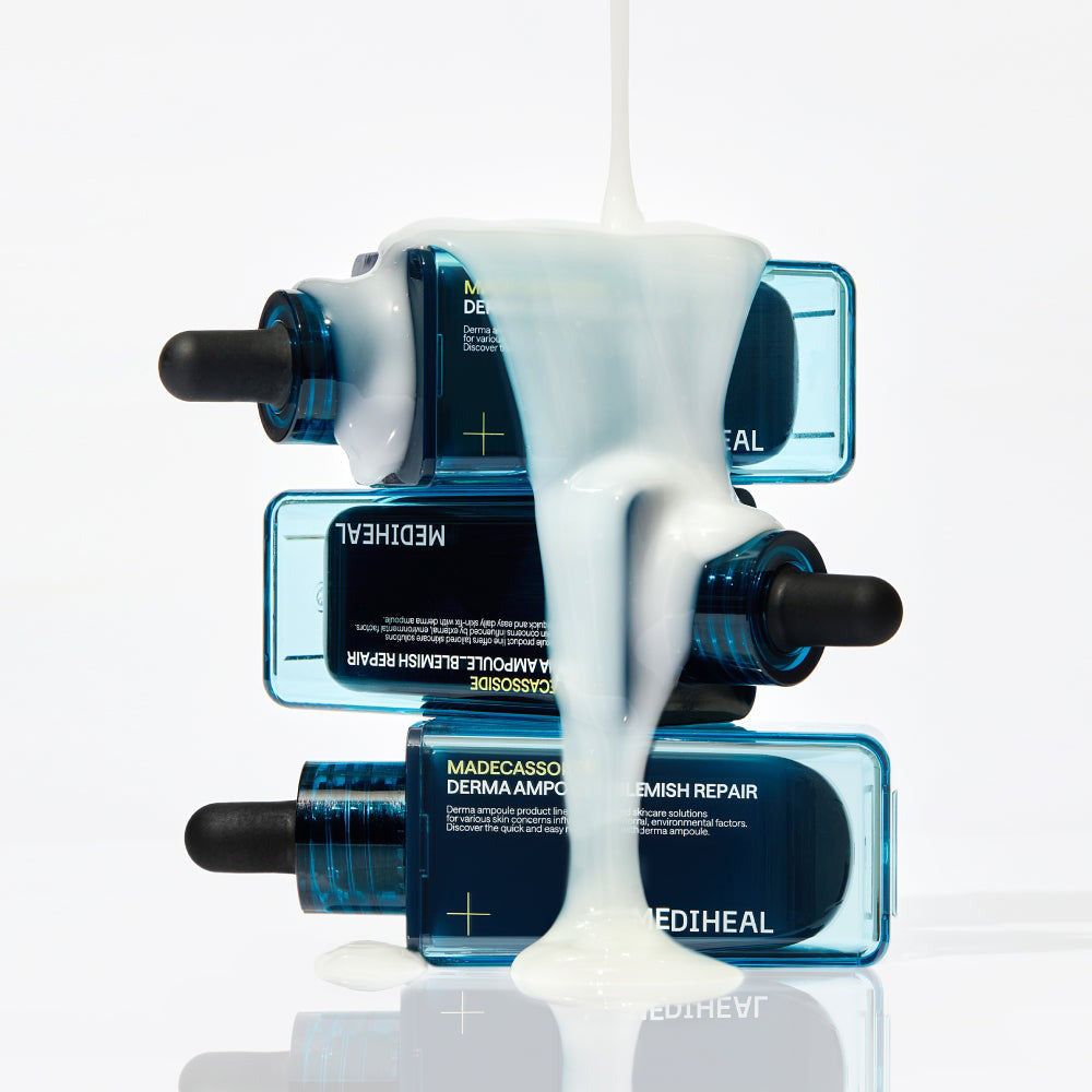 Tre flaconi MEDIHEAL Madecassoside Derma Ampoule Blemish Repair impilati, con liquido di prodotto che cola.