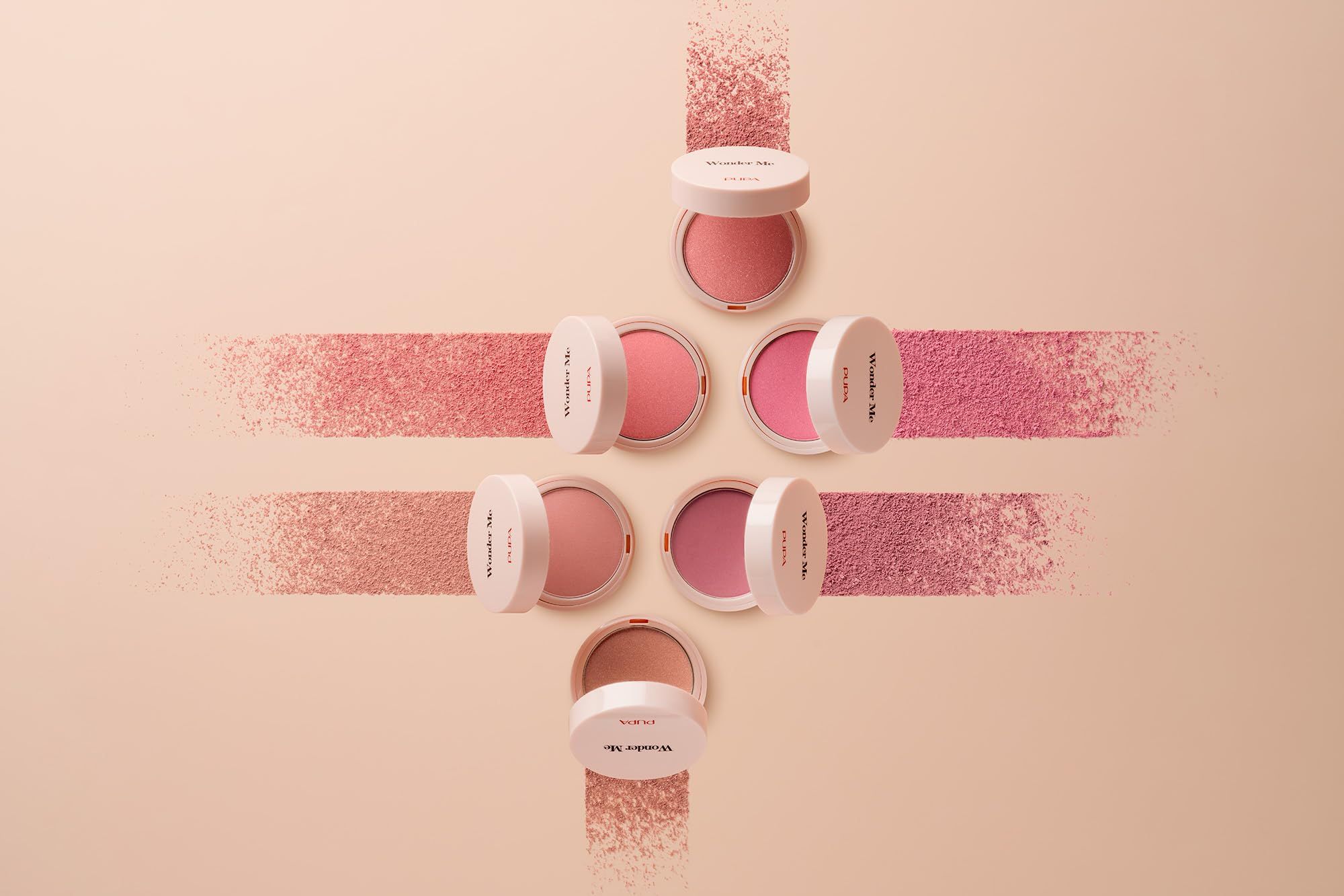 Diverse polveri blush in varie tonalità di rosa, disposte a motivo. Alcune sono aperte.