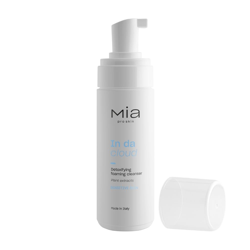 Flacone bianco Mia Pro Skin In da Cloud. Tappo a pompa, coperchio accanto. Testo: Detoxifying Foaming Cleanser. Prodotto in Italia.
