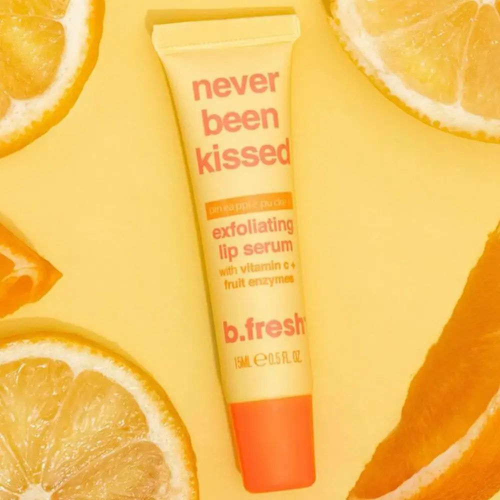 Tubo giallo con scritta "never been kissed". Tappo arancione. Nome del prodotto e ingredienti visibili.