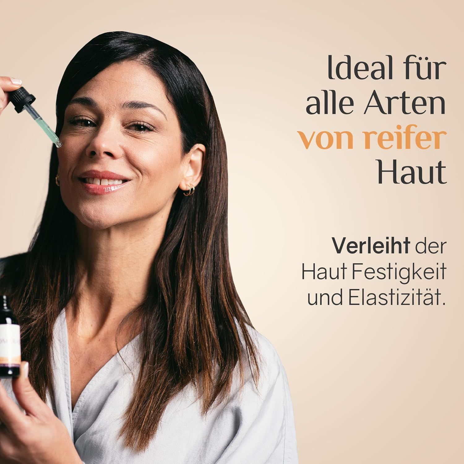Donna che tiene in mano un flacone di siero e un contagocce. Testo: Ideale per tutti i tipi di pelle matura.