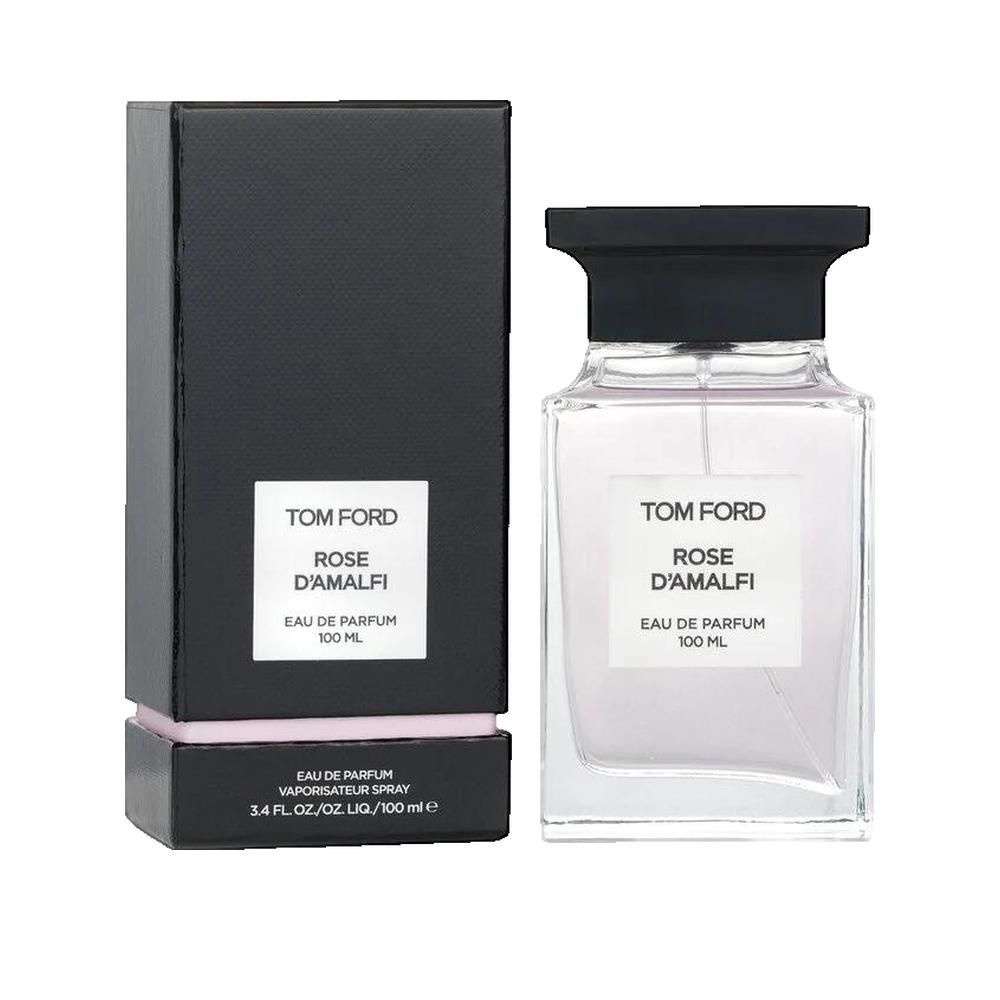 Flacone di profumo e confezione. Tappo nero, bottiglia rettangolare con etichetta bianca. Confezione nera con testo bianco. "Tom Ford Rose D'Amalfi".