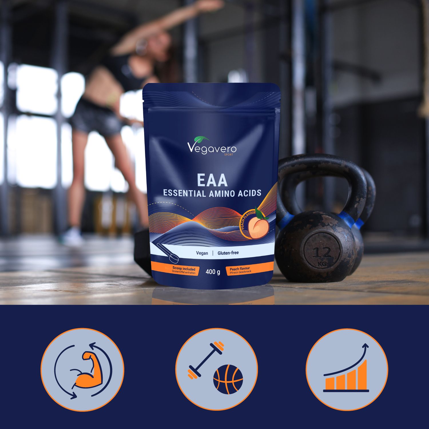 Busta blu scuro con stampa del prodotto. EAA Essential Amino Acids, Vegan, Senza glutine, Gusto pesca. Contesto fitness con manubrio e persona.