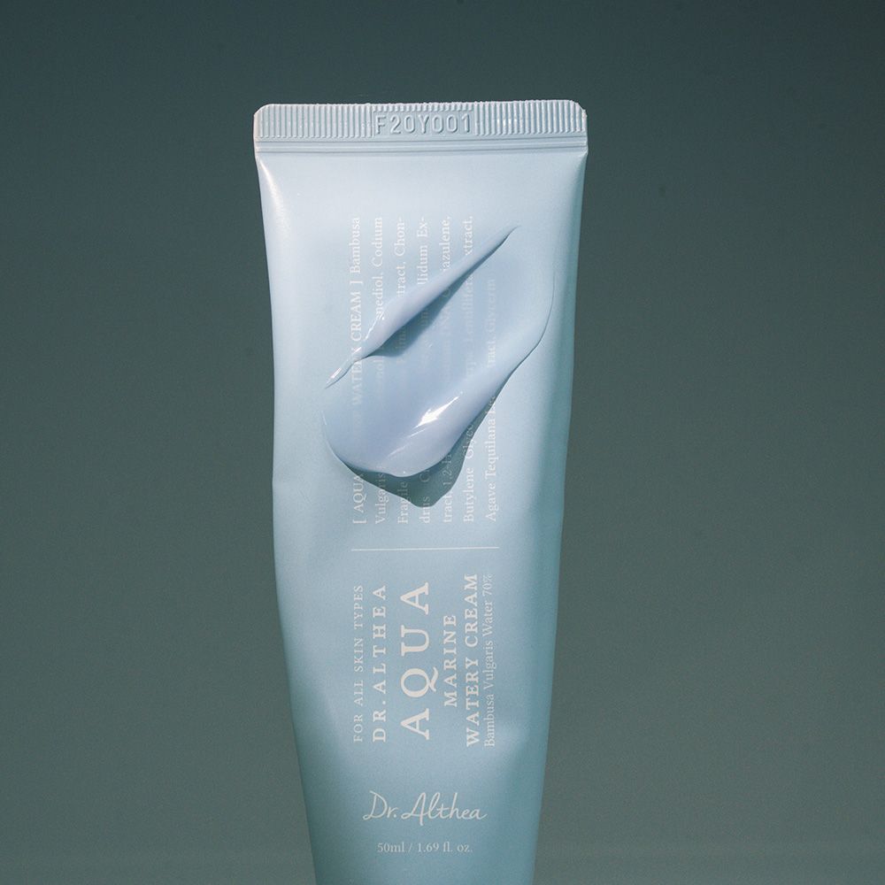 Tubo azzurro con prodotto applicato. Scritta: Aqua Marine Watery Cream. Prodotto visibile.