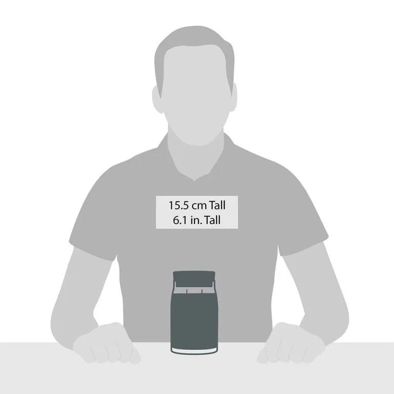 Candela in vetro, alta 15,5 cm, 6,1 pollici. Scritta: Capri Glow. Persona per confronto dimensioni.