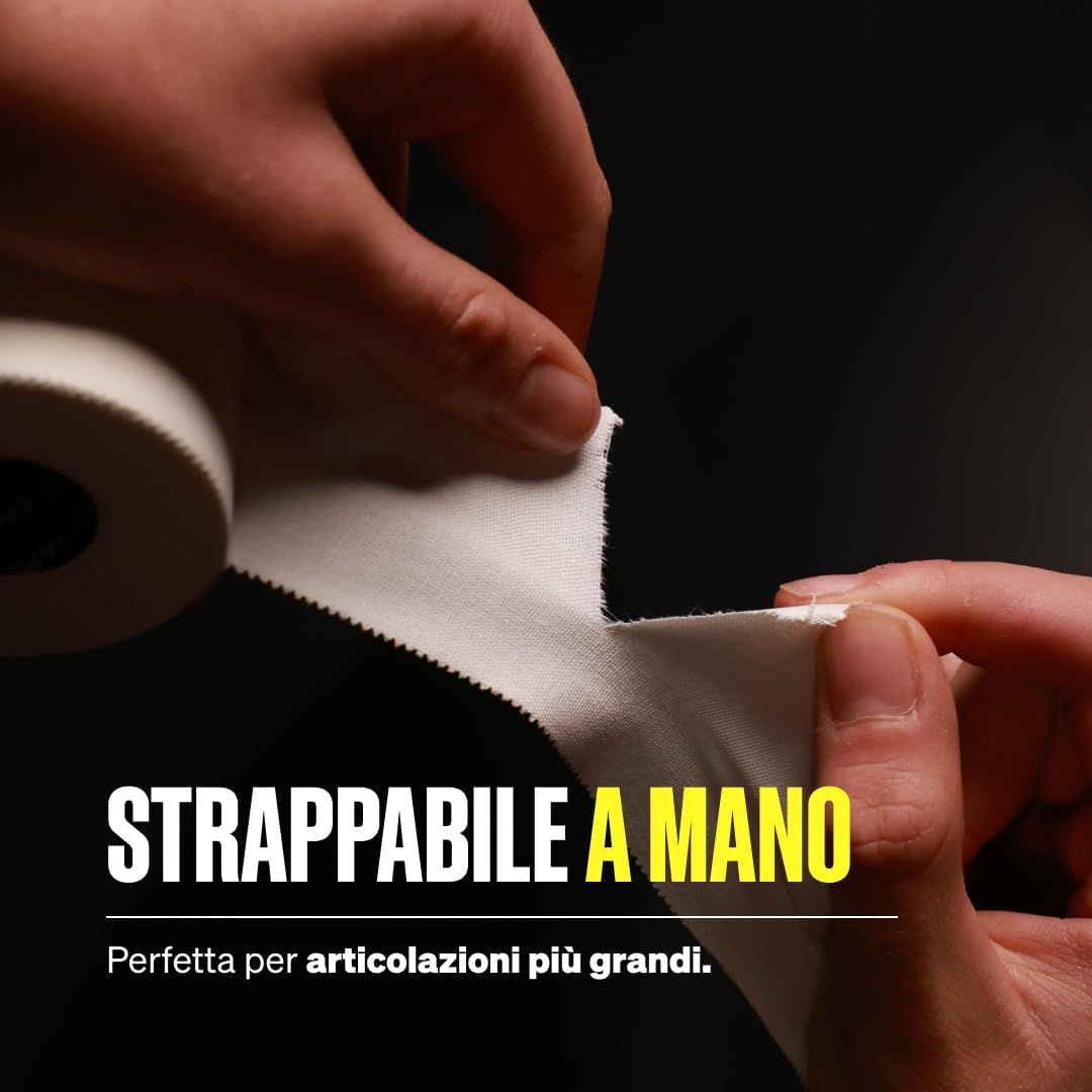 Mani che strappano nastro bianco di ossido di zinco a mano. Adatto per articolazioni più grandi.