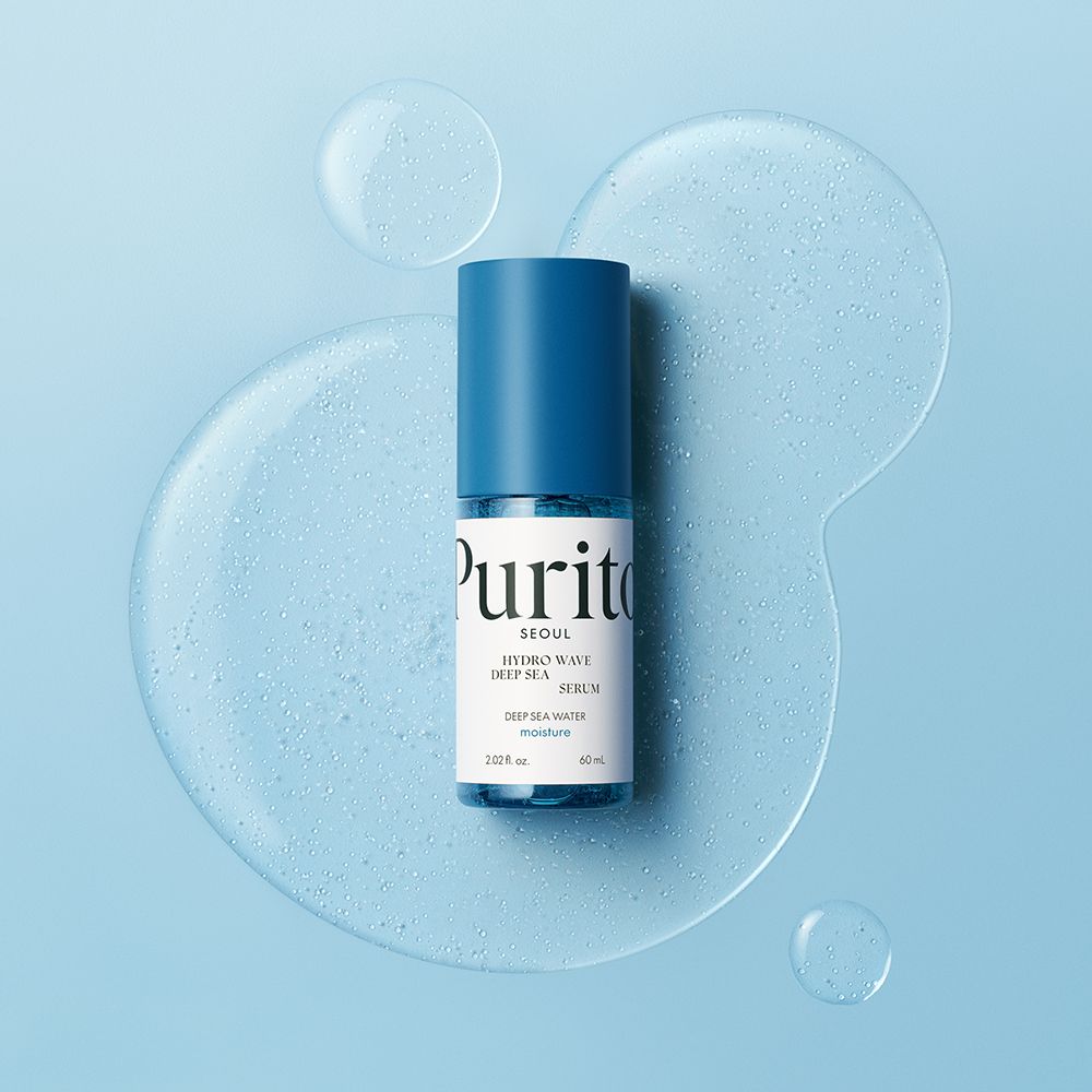 Flacone blu e bianco con tappo blu. Scritta: Purito Seoul, Hydro Wave Deep Sea Serum. Su sfondo blu.