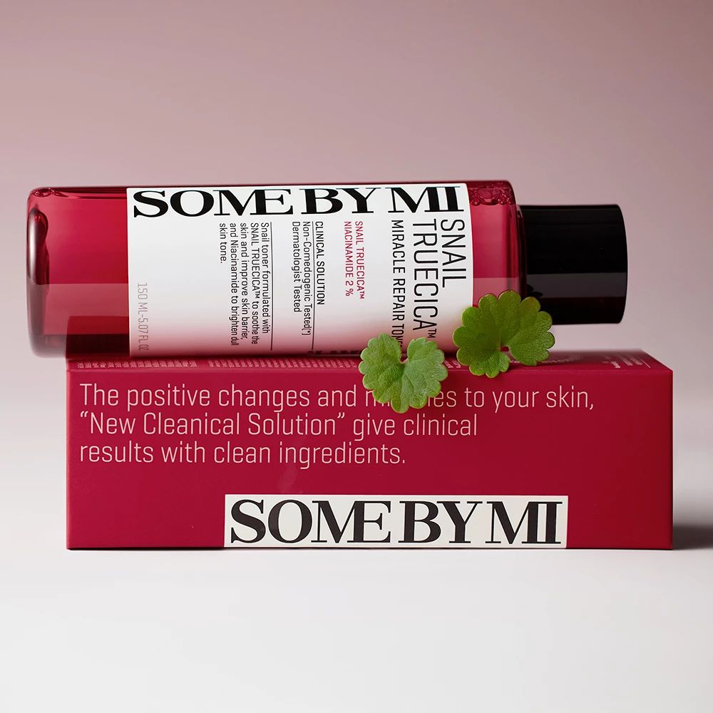 Some By Mi Snail Truecica Miracle Repair Toner in flacone rosso con tappo nero, su scatola rossa.