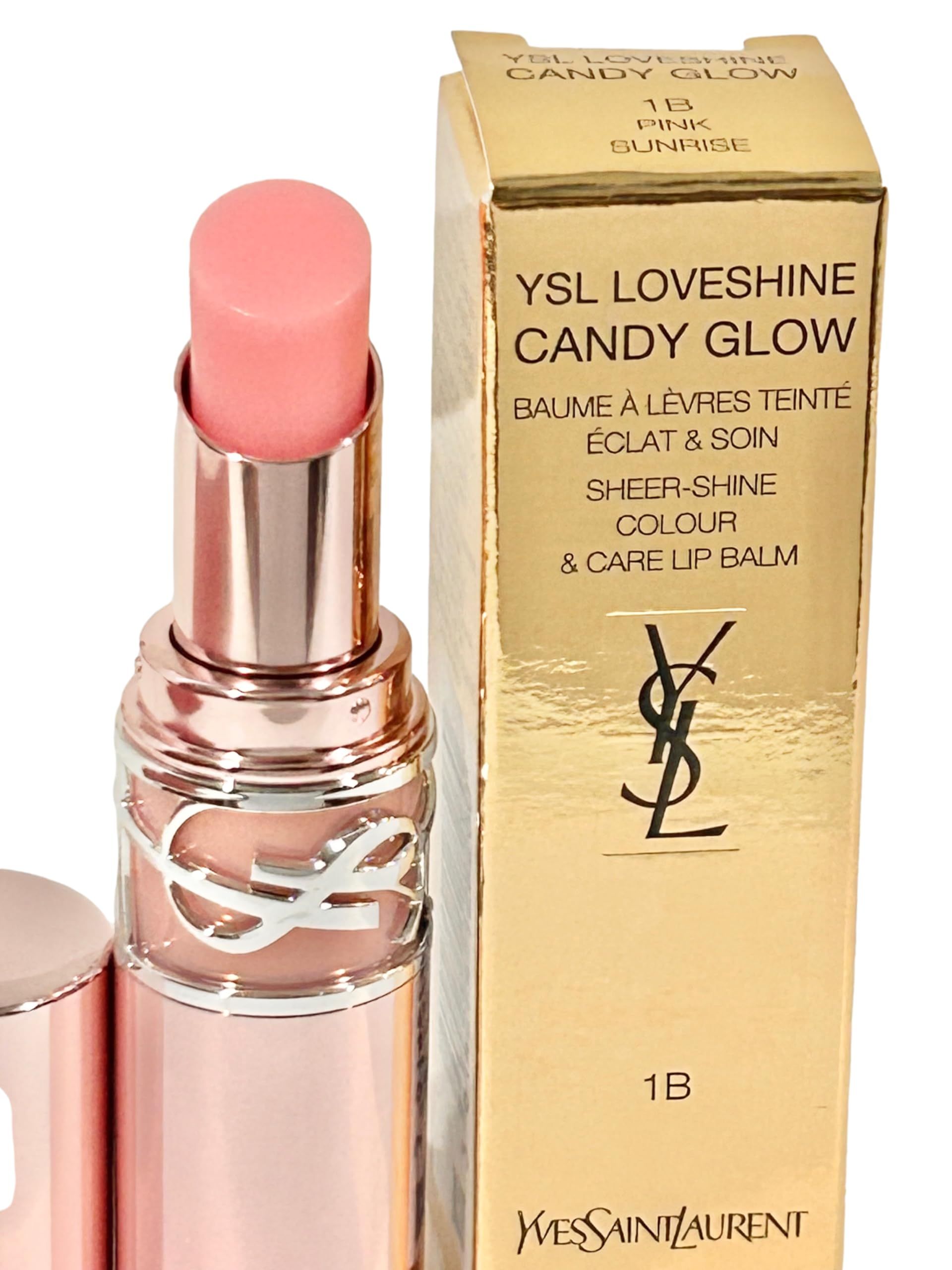 Balsamo labbra rosa in stick, accanto confezione dorata con logo YSL e nome prodotto. Testo: 1B Pink Sunrise.