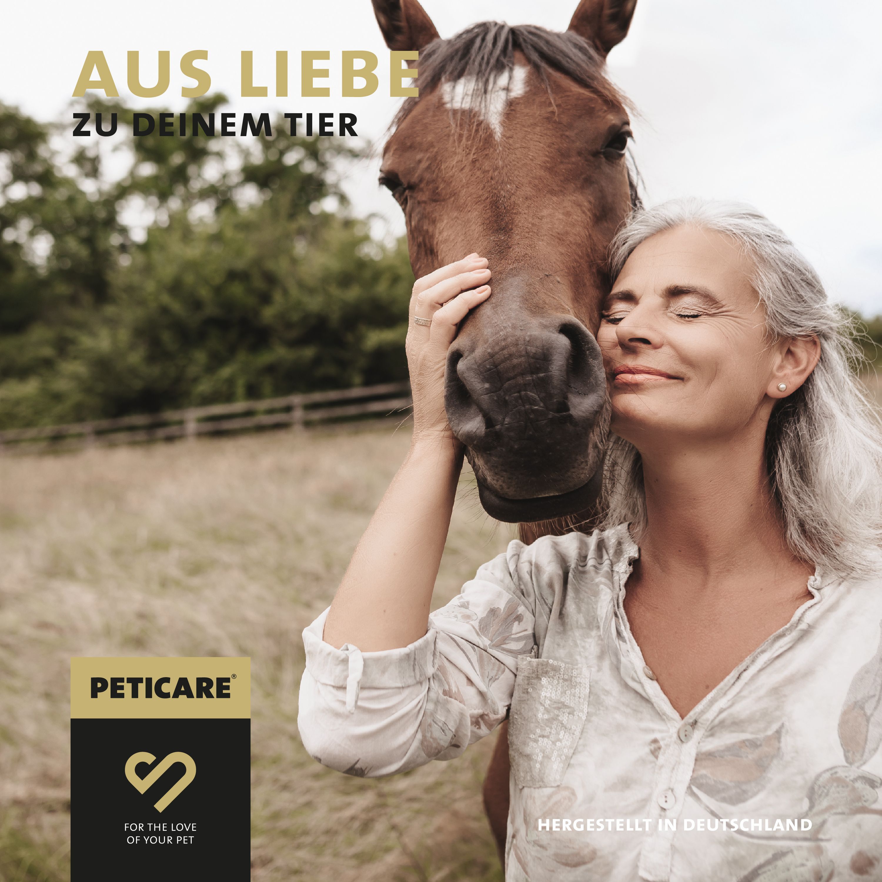 Donna con cavallo all'aperto, logo Peticare.