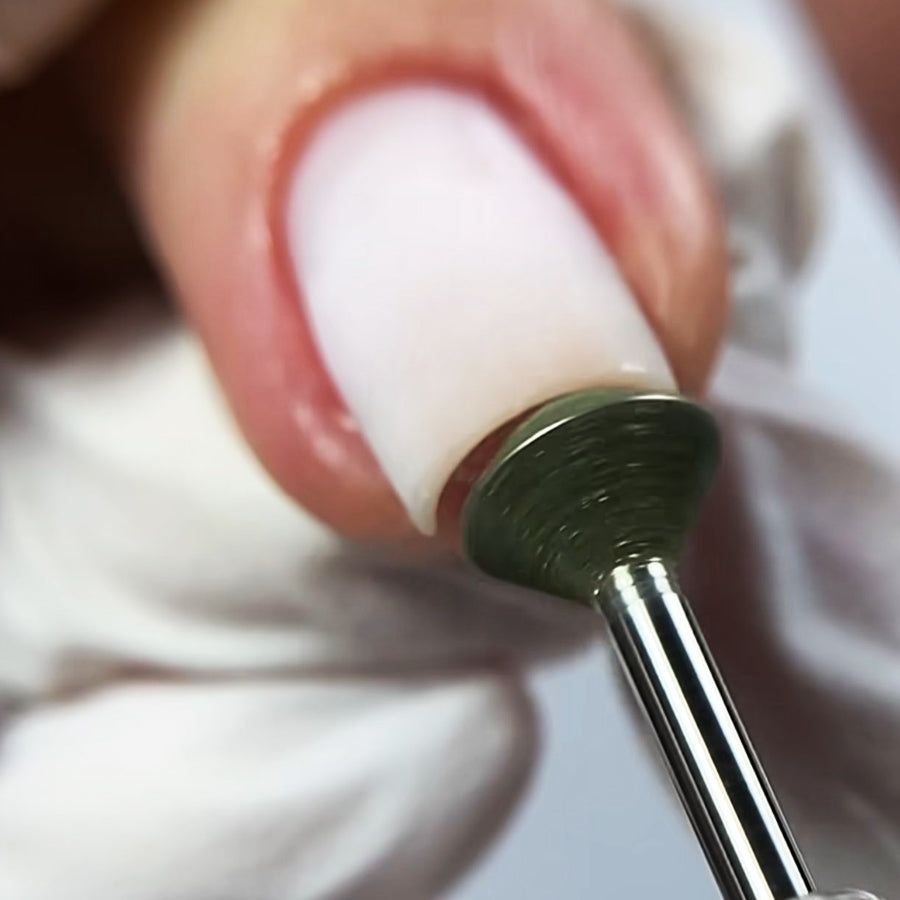 Fresa per unghie in uso. La fresa lavora un'estensione unghia artificiale. Primo piano.