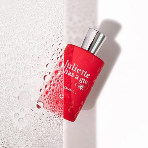 Flacone rosso con tappo argentato, parzialmente coperto da gocce d'acqua. Scritta: Juliette has a gun, Mmmm…