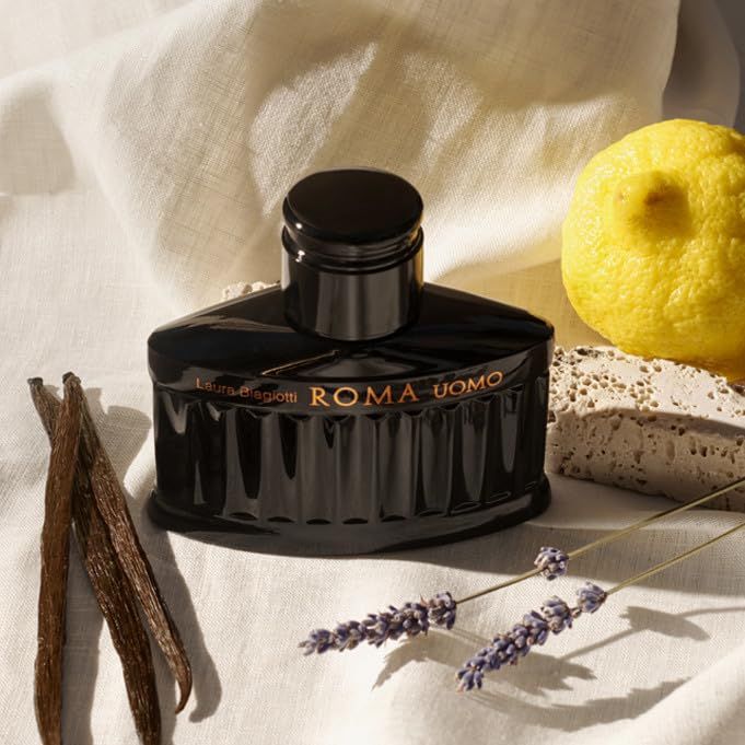 Flacone nero con scritta dorata "ROMA UOMO" di Laura Biagiotti. Decorazioni con baccelli di vaniglia, lavanda e limone.