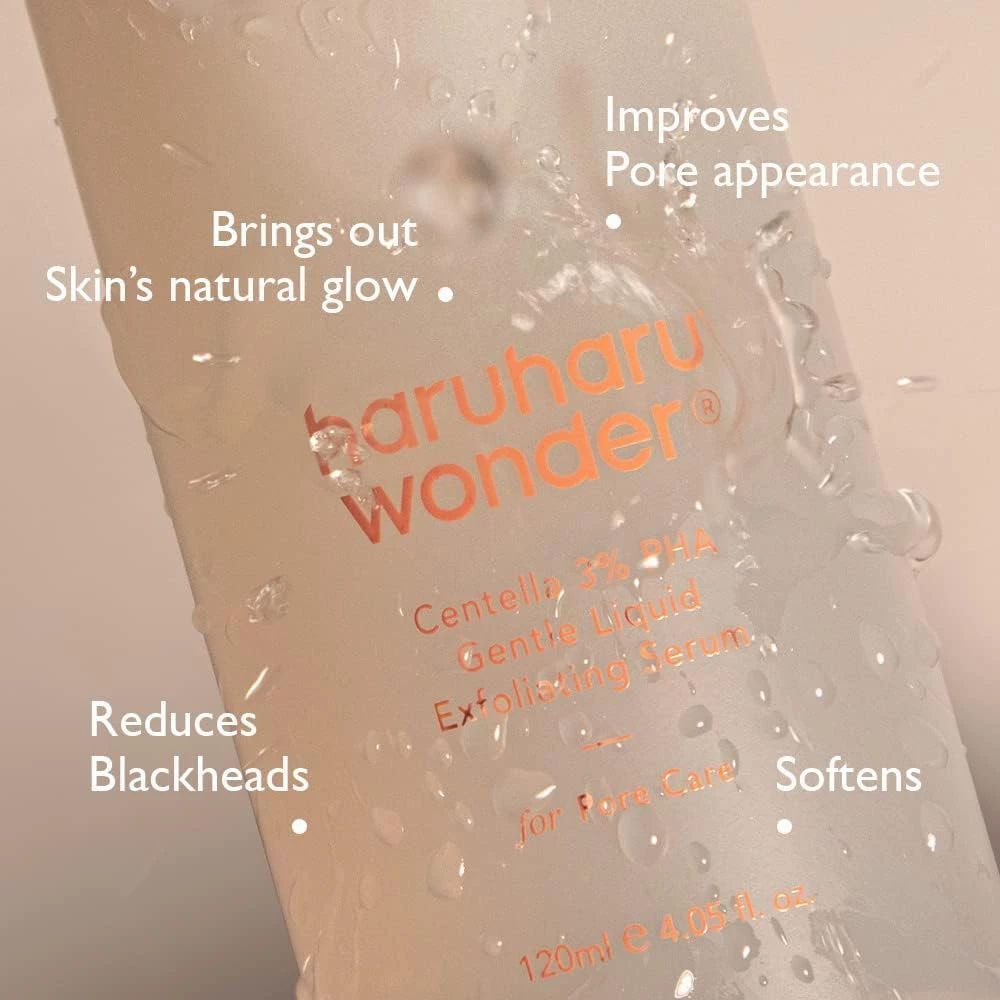 Primo piano di un flacone di siero HARUHARU WONDER con gocce d'acqua. Testo in evidenza: Riduce i punti neri, ammorbidisce.