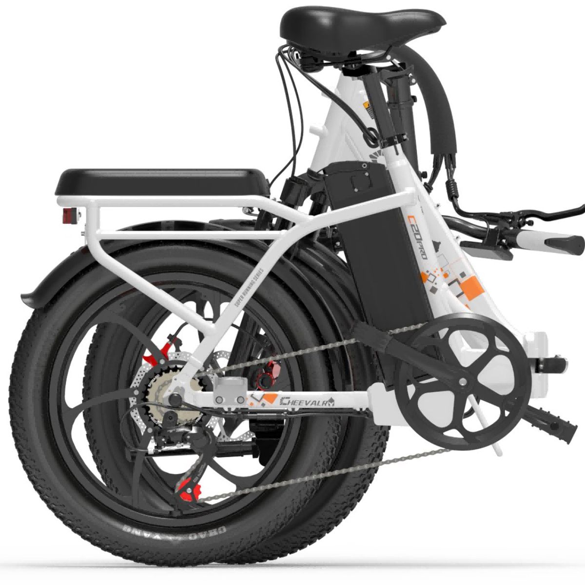 Bicicletta elettrica bianca piegata con pneumatici neri. Portapacchi, sella e batteria. Marchio Cheevalry.