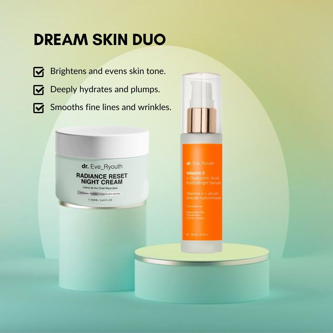 Due prodotti su piedistalli. Vaso con 'Radiance Reset Night Cream' e flacone 'Vitamin C Serum'.
