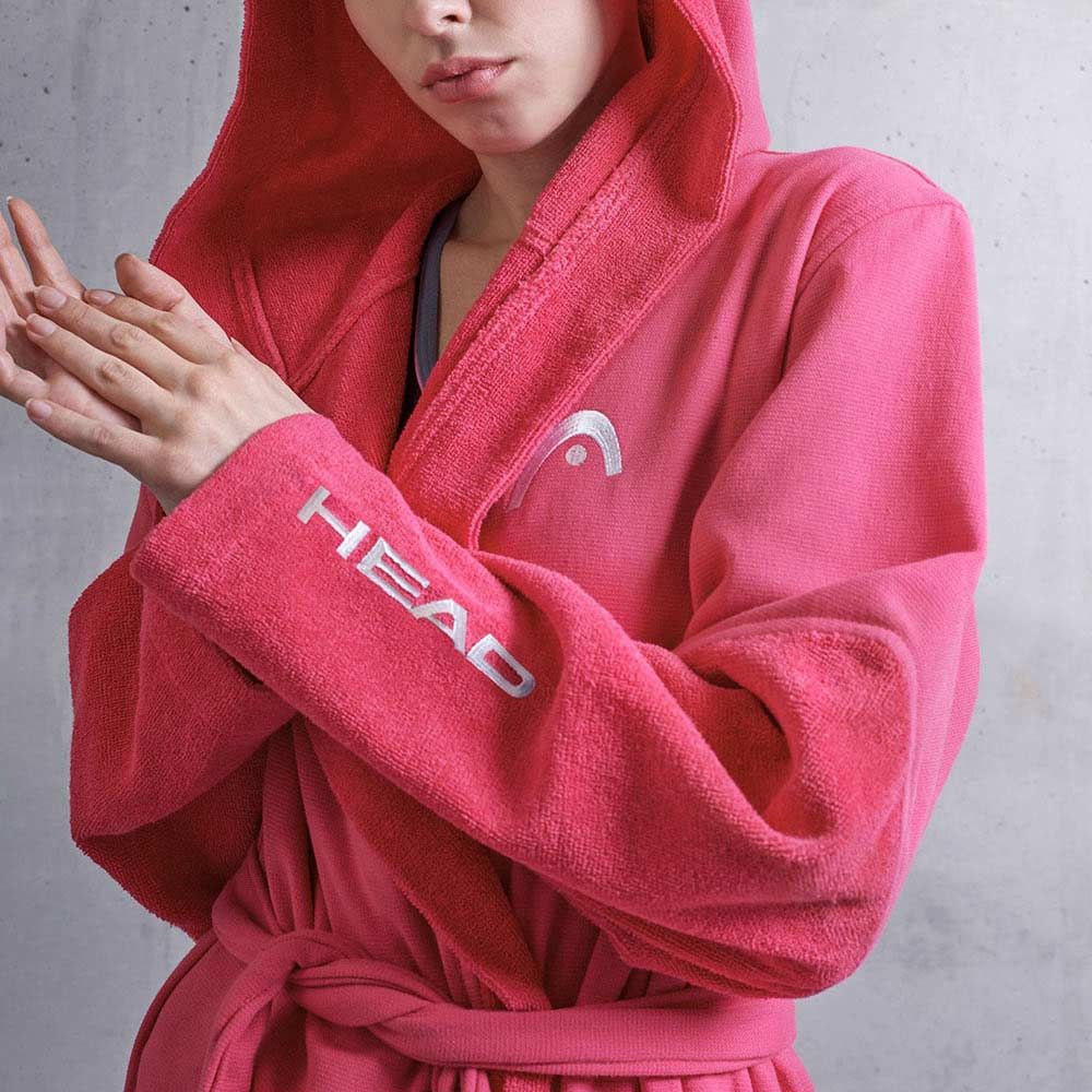 Accappatoio rosa con cappuccio e cintura. La scritta "HEAD" è bianca sulla manica. Il logo è sul petto.