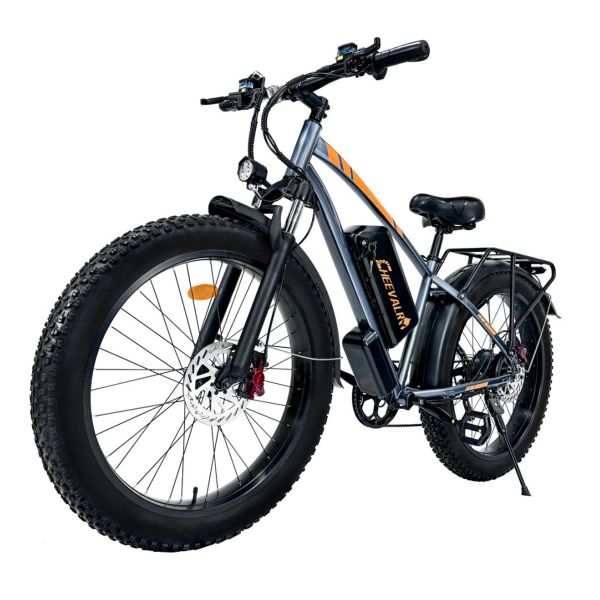 E-bike fat bike grigia con pneumatici neri. Strisce arancioni. Portapacchi e parafanghi neri. Freni a disco.