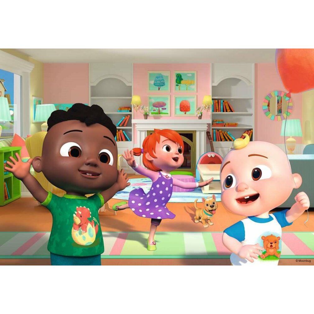 Motivo puzzle con tre personaggi Cocomelon in un soggiorno. Un personaggio balla, uno saluta, uno è in piedi. Visibile anche un cane.