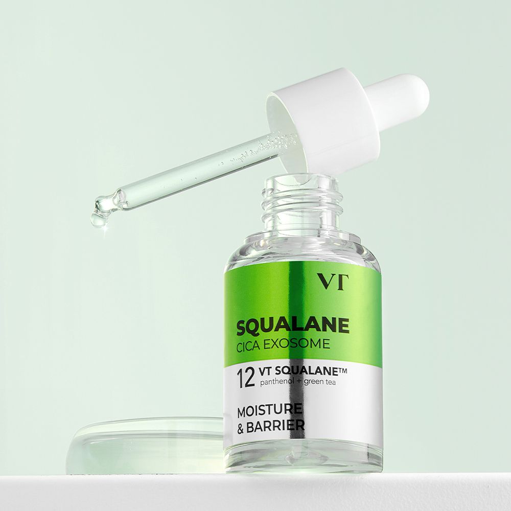 Flacone di vetro con pipetta. Scritta: Squalane Cica Exosome. Etichette verdi e argento. Gocce che cadono dalla pipetta.