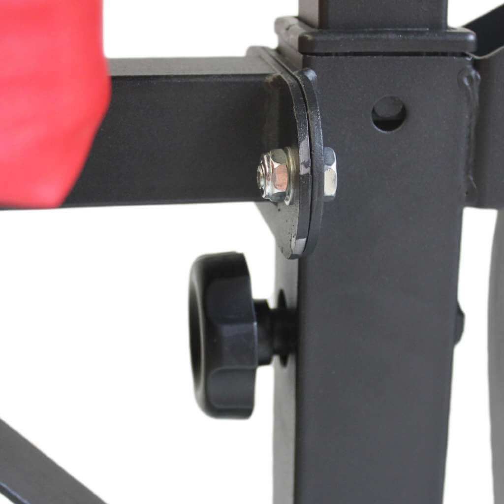 Dettaglio della vite per la regolazione della panca. Metallo nero con manopola.