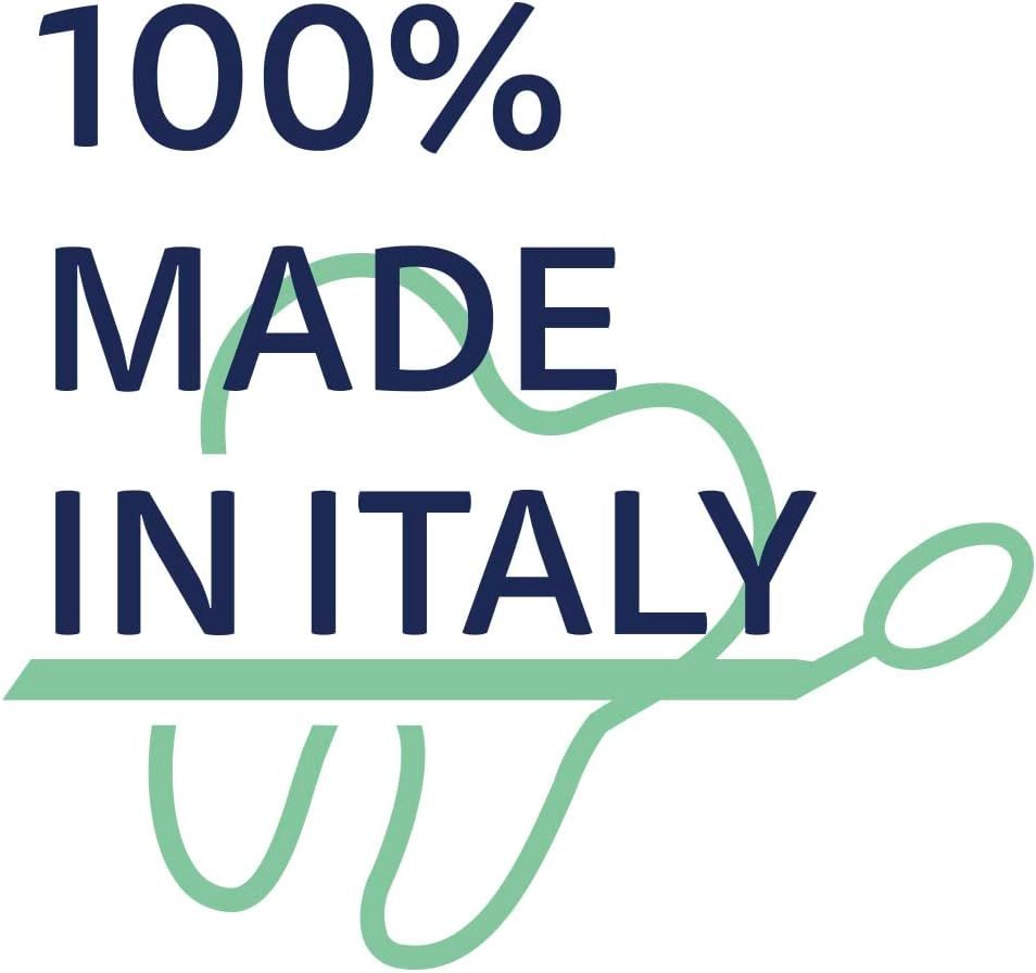 Testo: 100% Made in Italy, in blu e verde. Scritta con elemento stilizzato.