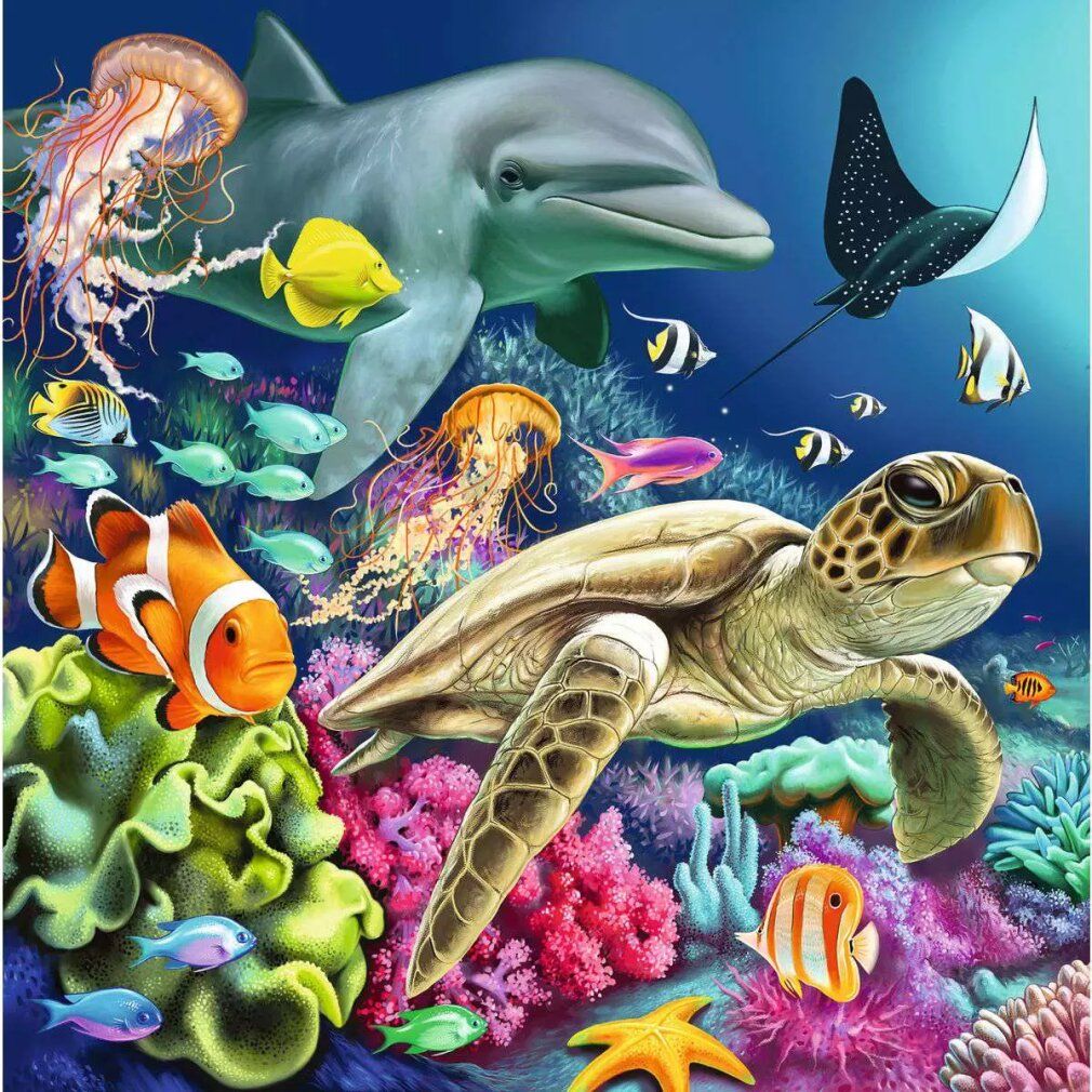 Puzzle sottomarino. Un delfino, una tartaruga, meduse e vari pesci sono raffigurati. Sono visibili anche coralli colorati.