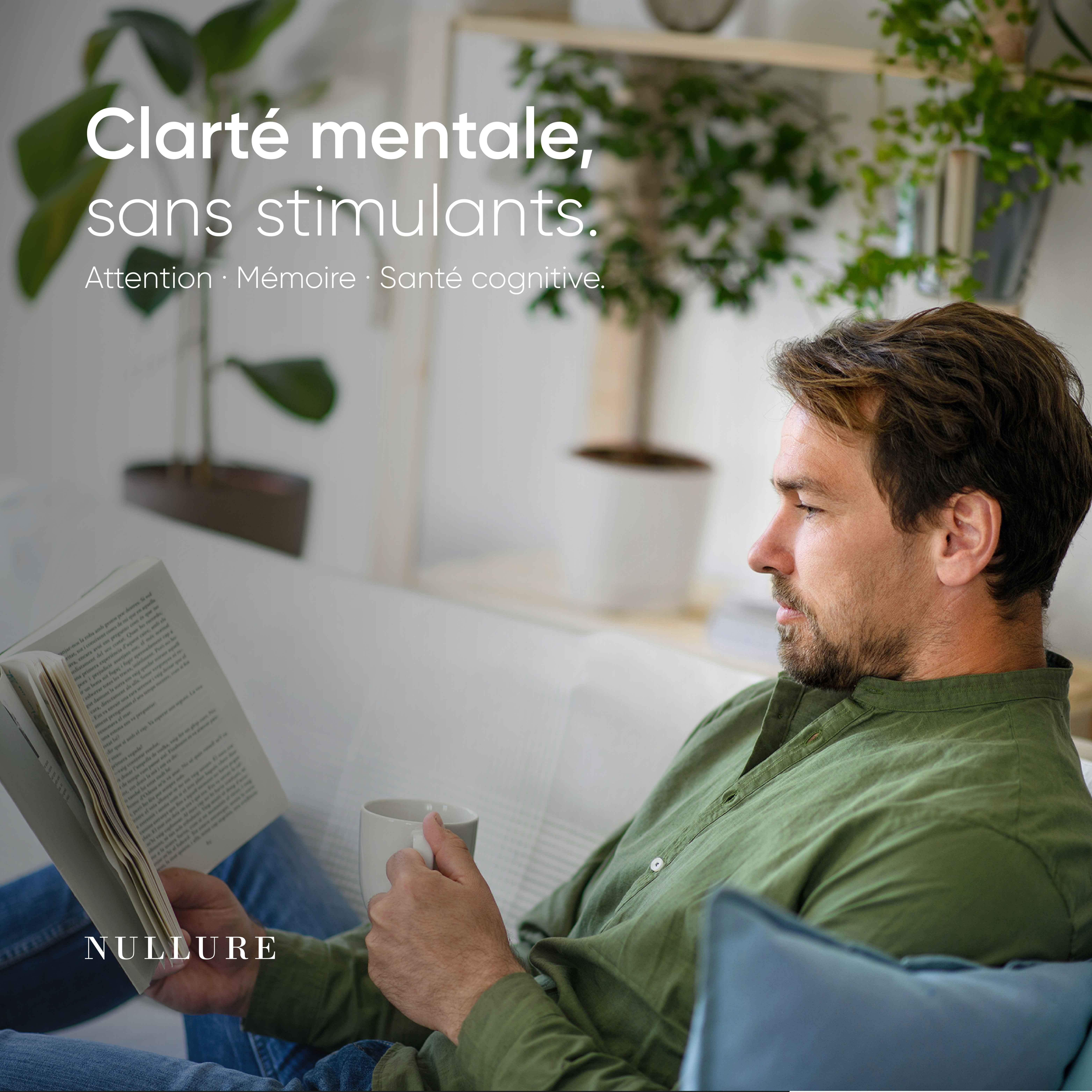 Uomo che legge un libro su un divano, con testo sulla chiarezza mentale senza stimolanti. Marca: NULLURE.