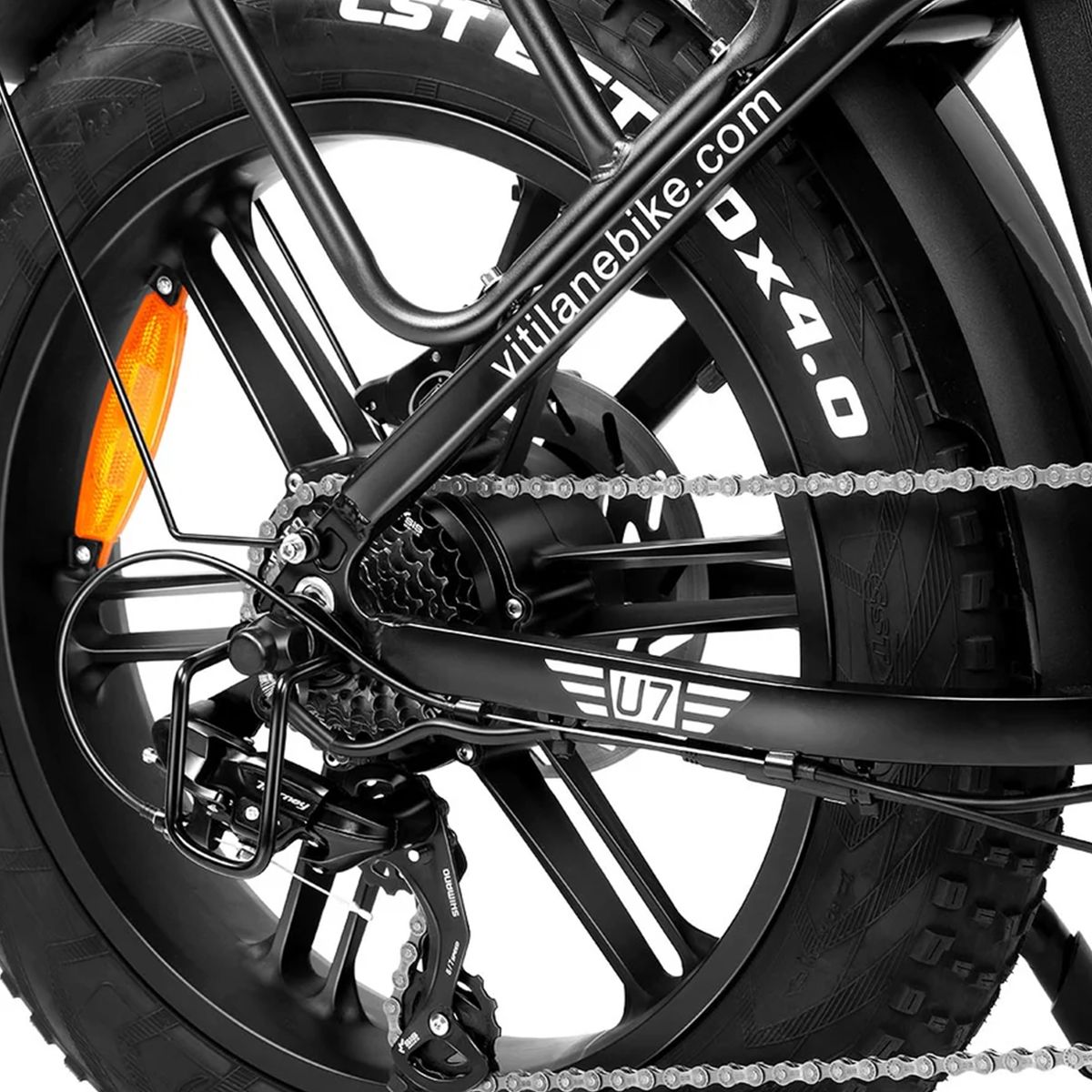 Primo piano della ruota posteriore di una bici elettrica nera. Ingranaggi, catena e catarifrangente arancione. Scritta "vitilanebike.com".