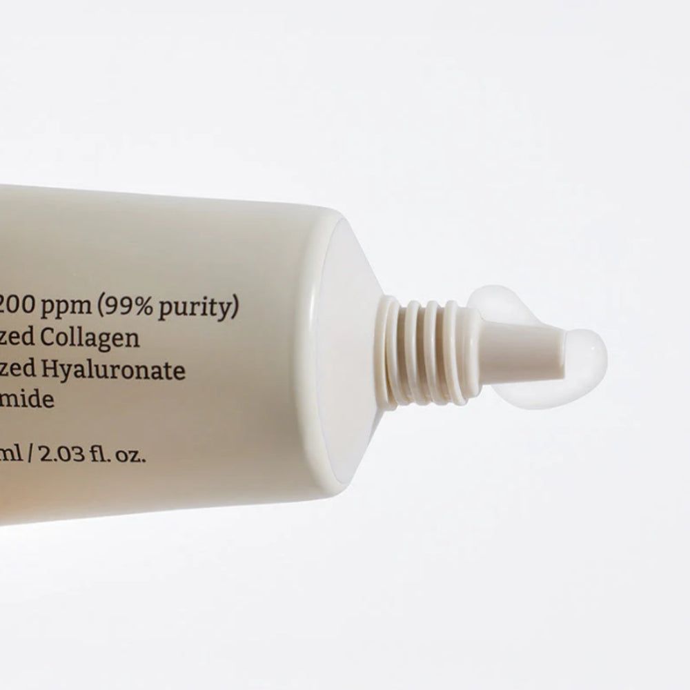 Primo piano dell'ugello di un tubo aperto Dr. Reju-All Advanced PDRN Rejuvenating Cream, con una goccia di crema.