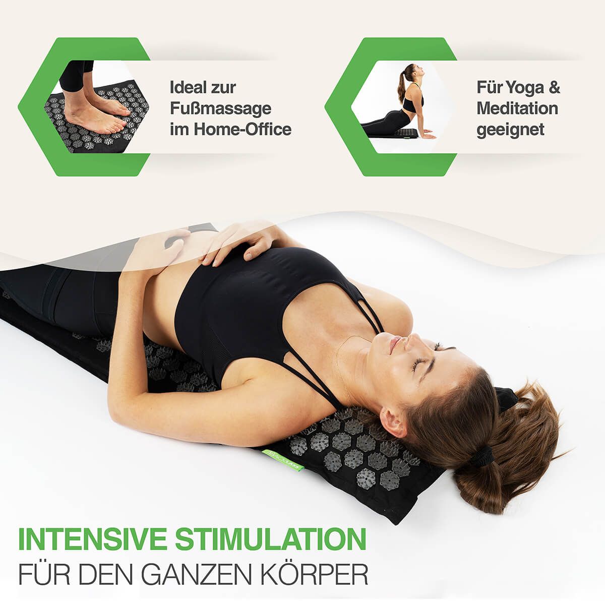 Donna sdraiata su un tappetino per digitopressione. Testo: Stimolazione intensiva per tutto il corpo. Ideale per il massaggio dei piedi in ufficio a casa. Adatto per yoga e meditazione.