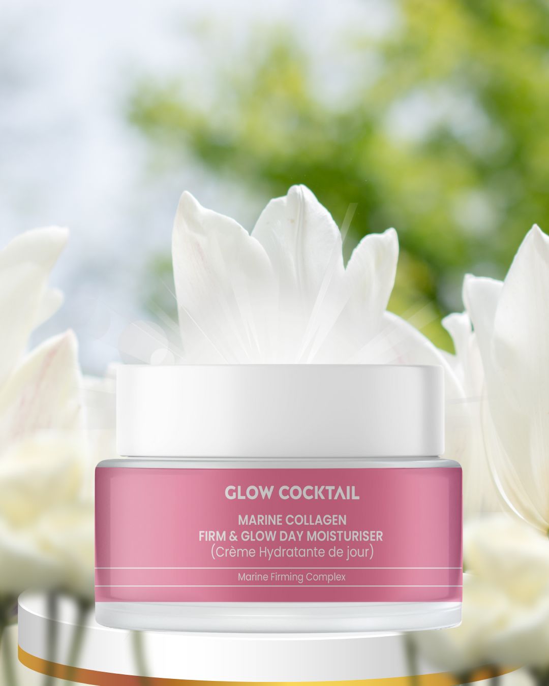 Vaso di crema rosa con coperchio bianco. Scritta: Marine Collagen Firm & Glow Day Moisturiser. Marchio: Glow Cocktail. Sfondo floreale.